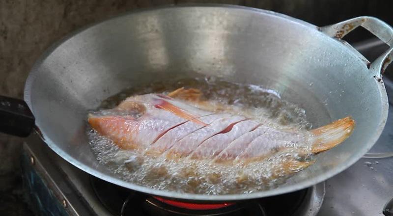 Không phải rửa muối hay rượu, cá ngâm vào thứ nước này nấu mềm ngon đậm đà, thịt thơm chắc, không nát, không tanh-5