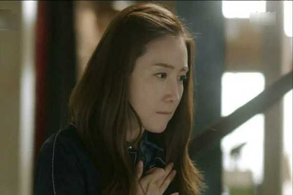 Đang đi làm thì bị gọi về nhà gấp, vừa đẩy cửa vào tôi đã sững người thấy 2 cái vali xếp gọn ở cửa, còn mẹ chồng ném cho thêm 500 triệu-2