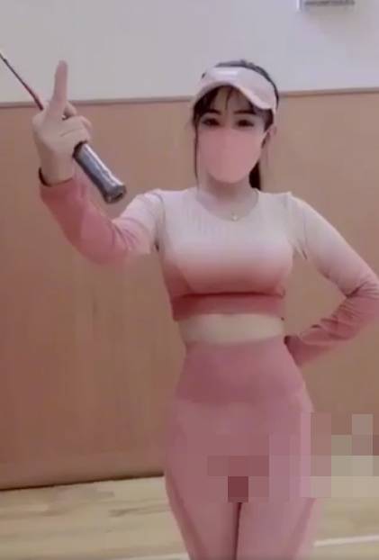 Diện đồ bó sát cố tình để lộ vùng tam giác mật, cô gái bị chỉ trích dữ dội-2