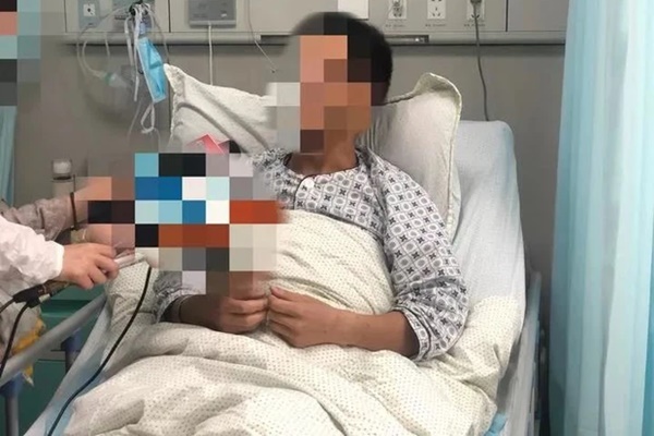 Người đàn ông phải cắt bỏ hậu môn do ung thư trực tràng, nguyên nhân xuất phát từ thói quen sinh hoạt xấu mà nhiều người trẻ mắc phải-1