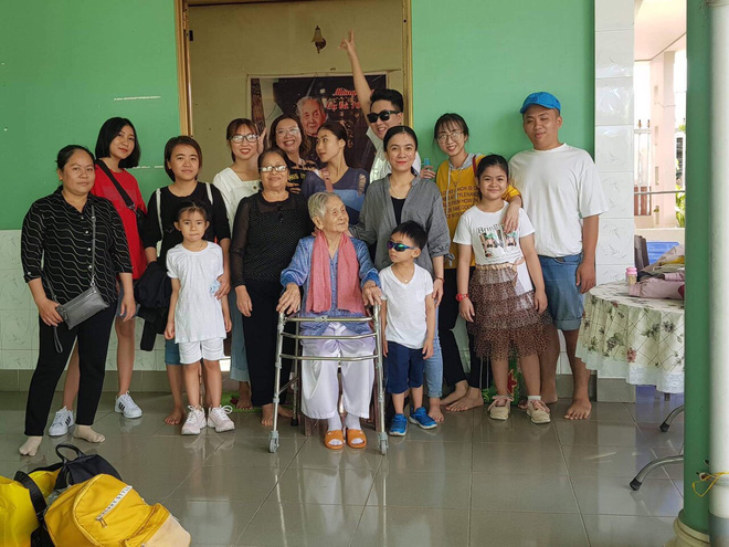 Nghẹn ngào khoảnh khắc mẹ 105 tuổi bật khóc khi gặp con gái 84 tuổi sau 4 tháng giãn cách: Má nhớ con thiệt mà hổng biết con ở đâu-2