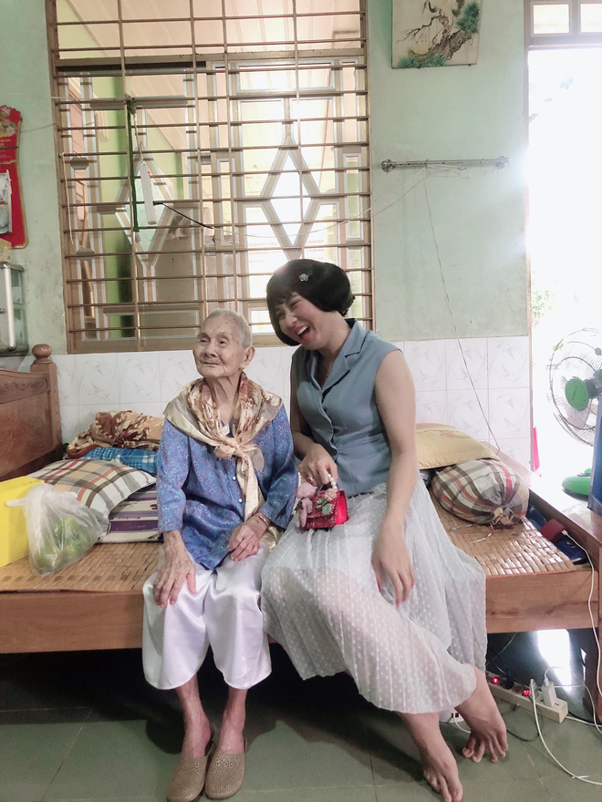 Nghẹn ngào khoảnh khắc mẹ 105 tuổi bật khóc khi gặp con gái 84 tuổi sau 4 tháng giãn cách: Má nhớ con thiệt mà hổng biết con ở đâu-5