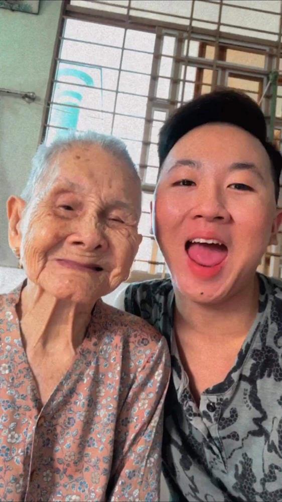 Nghẹn ngào khoảnh khắc mẹ 105 tuổi bật khóc khi gặp con gái 84 tuổi sau 4 tháng giãn cách: Má nhớ con thiệt mà hổng biết con ở đâu-6