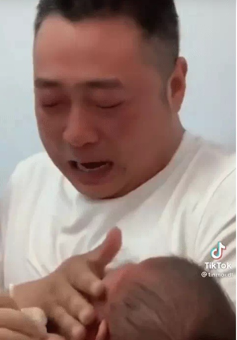 Ông bố mồ hôi nhễ nhại, khóc sưng mắt đưa con đi tiêm, bác sĩ chốt cho một câu khiến dân tình cười ngặt nghẽo-1