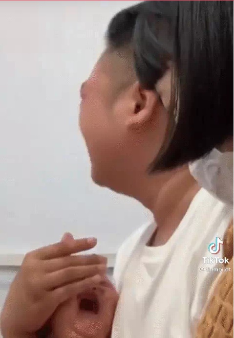 Ông bố mồ hôi nhễ nhại, khóc sưng mắt đưa con đi tiêm, bác sĩ chốt cho một câu khiến dân tình cười ngặt nghẽo-2