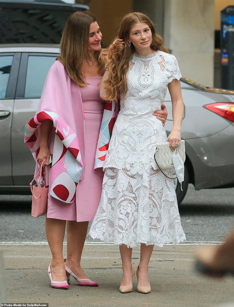 Tỷ phú Bill Gates công khai xuất hiện bên kẻ thứ 3 sau khi ly hôn, vợ cũ của ông có màn đáp trả sâu cay-4