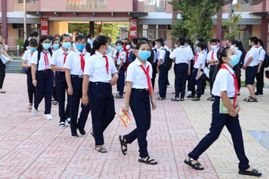Cho học sinh đến trường tại những vùng kiểm soát được dịch ngay trong tháng 10