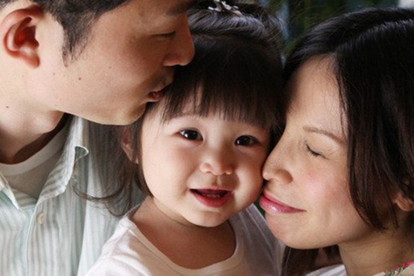 Bé gái vừa chào đời đã sở hữu mái tóc xoăn như con lai, mẹ tiết lộ bí quyết ít người dám làm theo-16