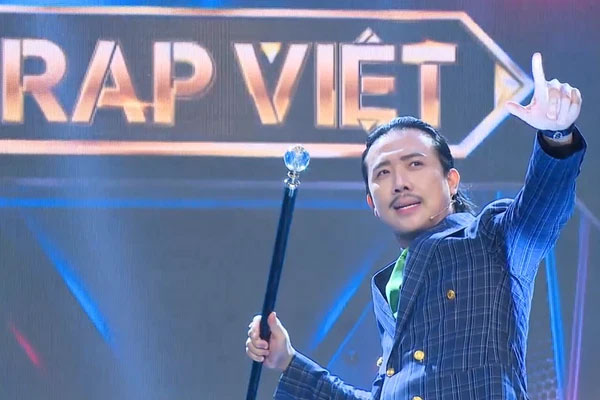 Netizen truyền tay khoảnh khắc Binz được hàng chục vệ sĩ tháp tùng dù show vắng tanh?-5