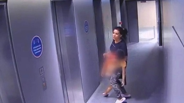 Xuống xe chẳng may kẹt tay vào cửa, bé trai bị cán chết, dì ruột trở thành kẻ giết người và cái kết khiến người cha phẫn nộ làm ầm ĩ-3