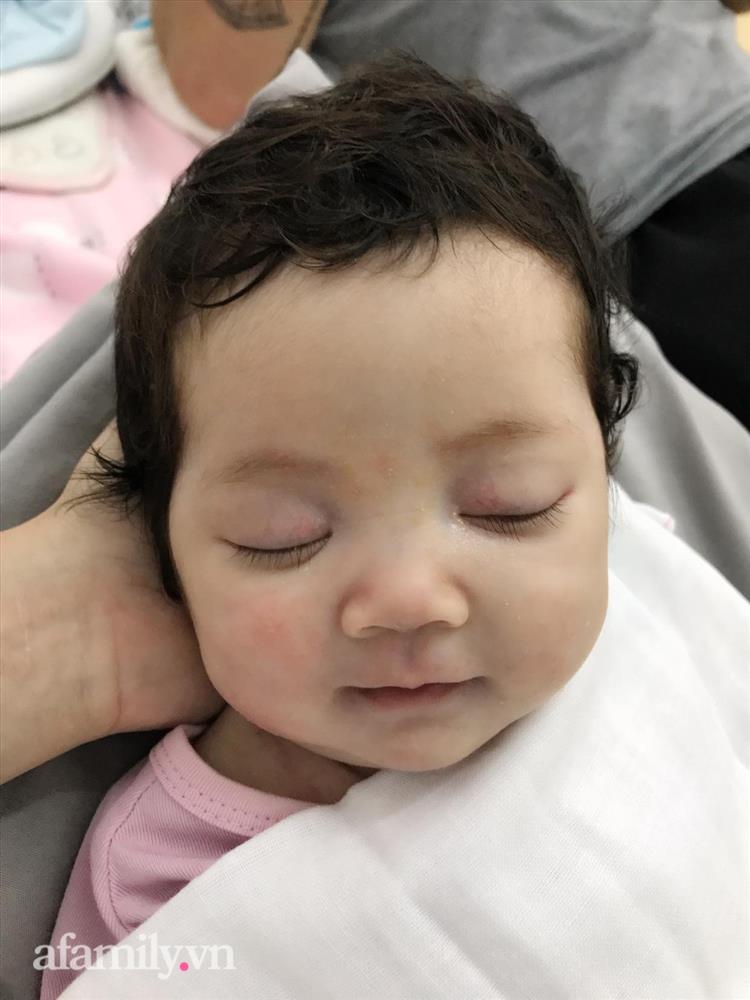 Bé gái vừa chào đời đã sở hữu mái tóc xoăn như con lai, mẹ tiết lộ bí quyết ít người dám làm theo-1