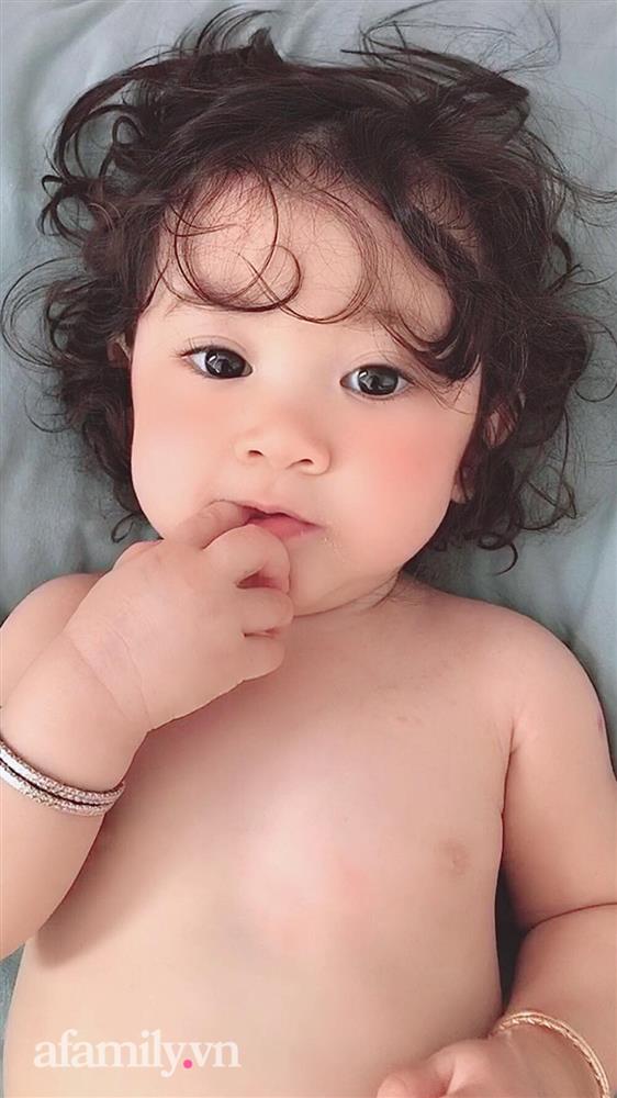 Bé gái vừa chào đời đã sở hữu mái tóc xoăn như con lai, mẹ tiết lộ bí quyết ít người dám làm theo-2