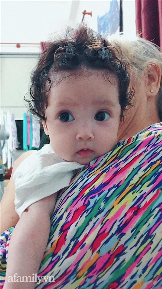 Bé gái vừa chào đời đã sở hữu mái tóc xoăn như con lai, mẹ tiết lộ bí quyết ít người dám làm theo-3