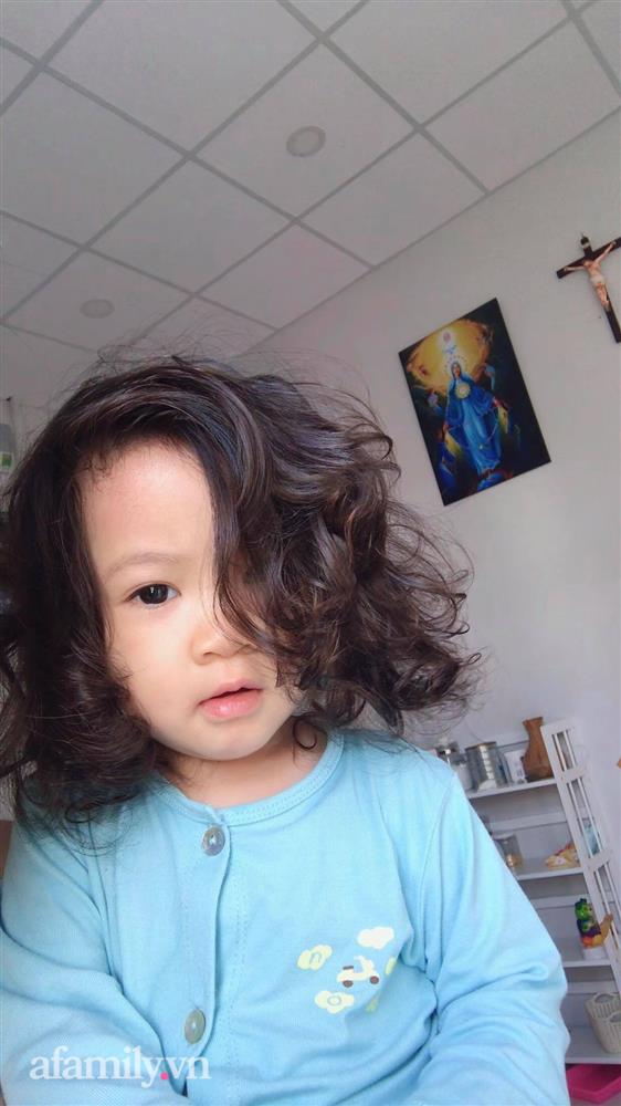 Bé gái vừa chào đời đã sở hữu mái tóc xoăn như con lai, mẹ tiết lộ bí quyết ít người dám làm theo-11