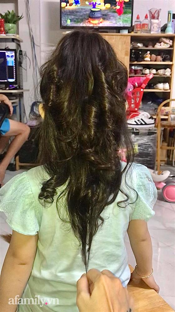 Bé gái vừa chào đời đã sở hữu mái tóc xoăn như con lai, mẹ tiết lộ bí quyết ít người dám làm theo-12