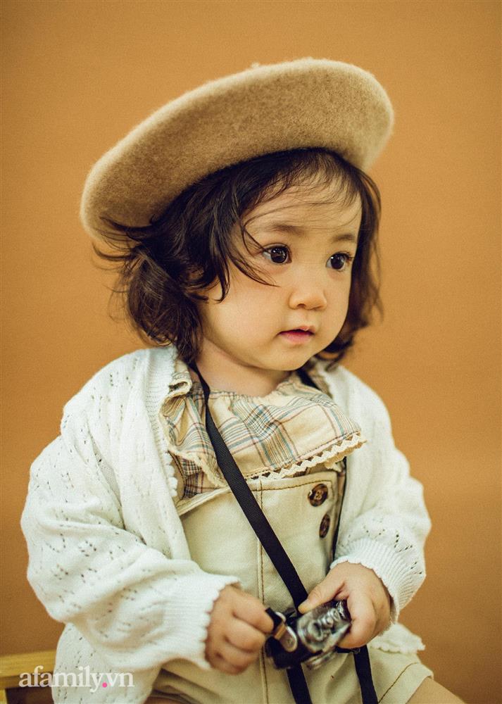 Bé gái vừa chào đời đã sở hữu mái tóc xoăn như con lai, mẹ tiết lộ bí quyết ít người dám làm theo-5