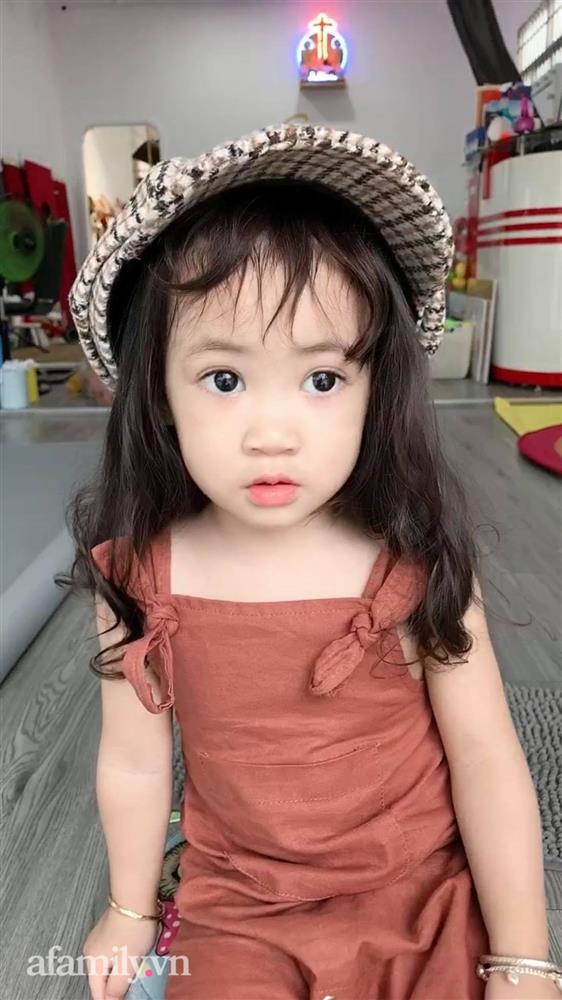 Bé gái vừa chào đời đã sở hữu mái tóc xoăn như con lai, mẹ tiết lộ bí quyết ít người dám làm theo-6