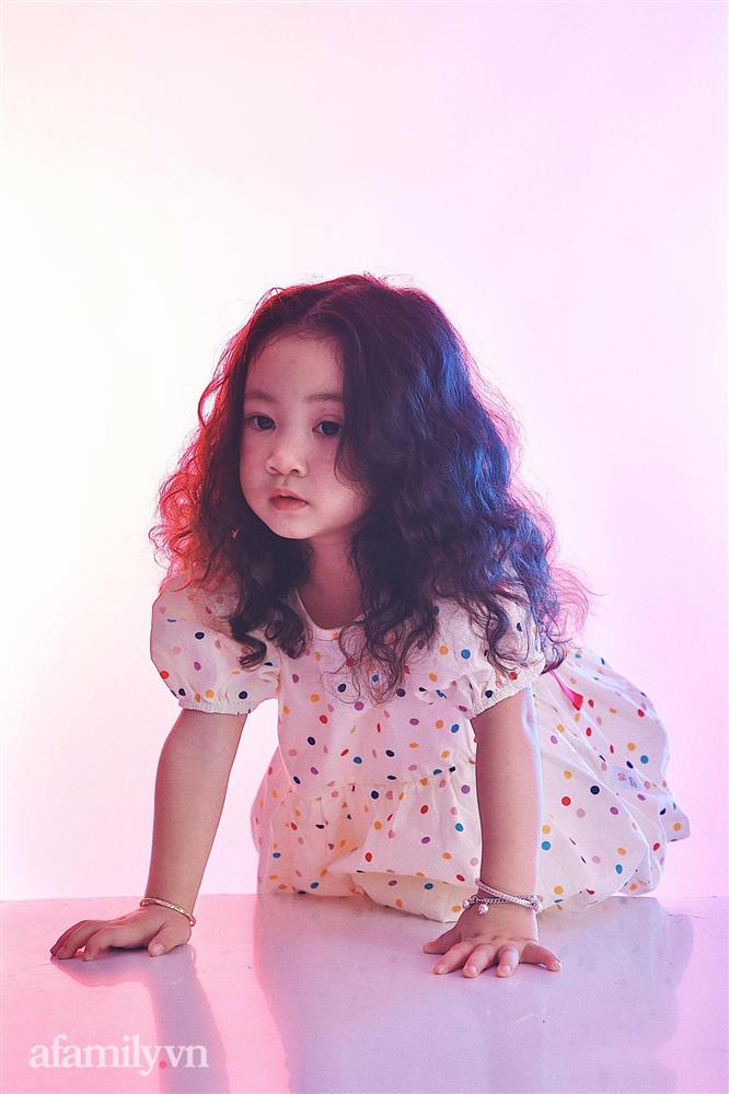 Bé gái vừa chào đời đã sở hữu mái tóc xoăn như con lai, mẹ tiết lộ bí quyết ít người dám làm theo-7