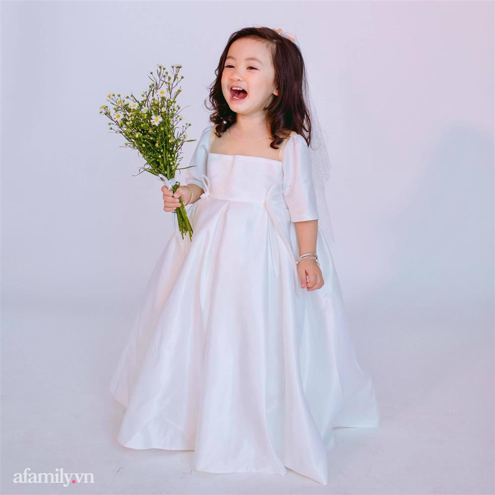 Bé gái vừa chào đời đã sở hữu mái tóc xoăn như con lai, mẹ tiết lộ bí quyết ít người dám làm theo-8