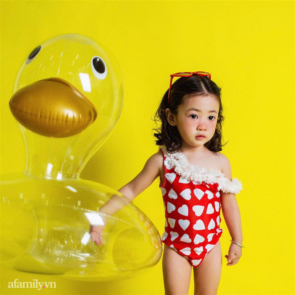 Bé gái vừa chào đời đã sở hữu mái tóc xoăn như con lai, mẹ tiết lộ bí quyết ít người dám làm theo-14