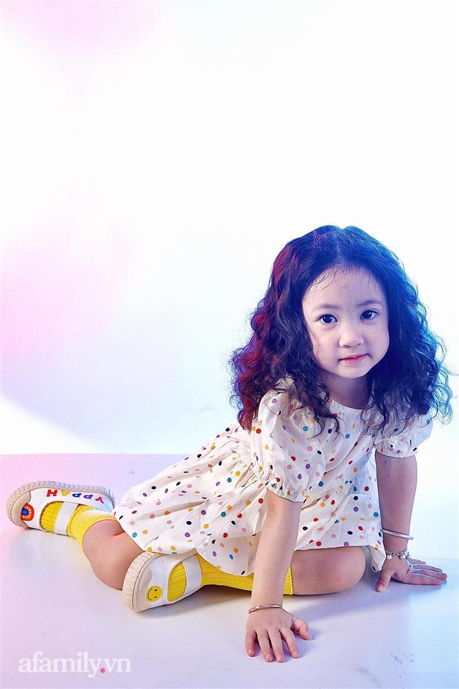 Bé gái vừa chào đời đã sở hữu mái tóc xoăn như con lai, mẹ tiết lộ bí quyết ít người dám làm theo-15