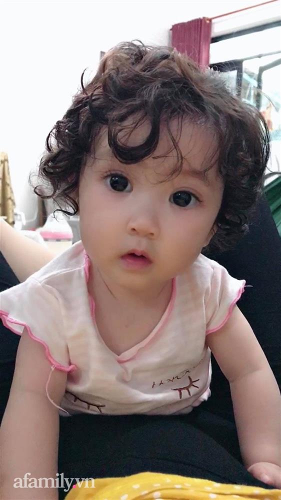 Bé gái vừa chào đời đã sở hữu mái tóc xoăn như con lai, mẹ tiết lộ bí quyết ít người dám làm theo-13