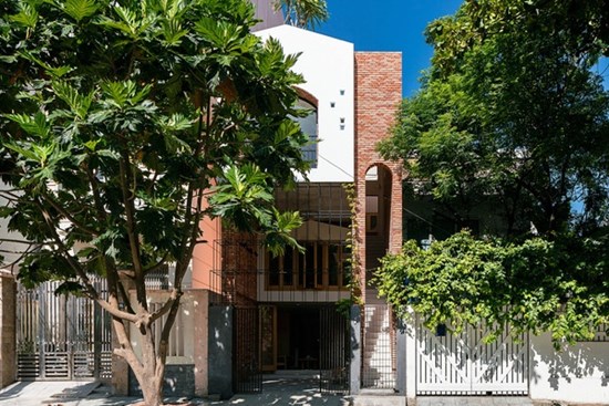 Nhà 115m2 ở Đà Nẵng gây ấn tượng với kiến trúc nhiệt đới độc lạ, càng vào sâu càng quyến rũ khó tả