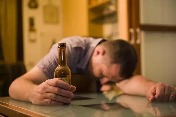 2 loại nước được giới chuyên gia mệnh danh là sát thủ làm tổn thương thực quản, có thể trực tiếp kích thích sự phát triển của tế bào ung thư-2