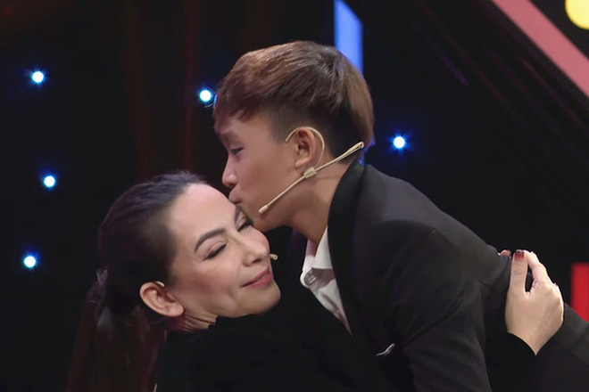 Tranh cãi nảy lửa clip Hồ Văn Cường lượm tiền trên sân khấu, ánh mắt e dè nhìn mẹ Phi Nhung?-4