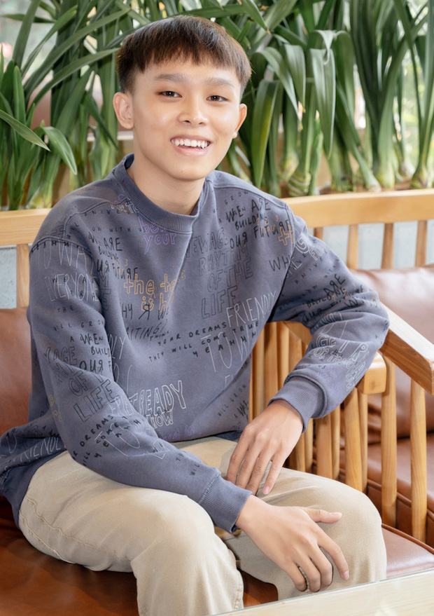 Tranh cãi nảy lửa clip Hồ Văn Cường lượm tiền trên sân khấu, ánh mắt e dè nhìn mẹ Phi Nhung?-8