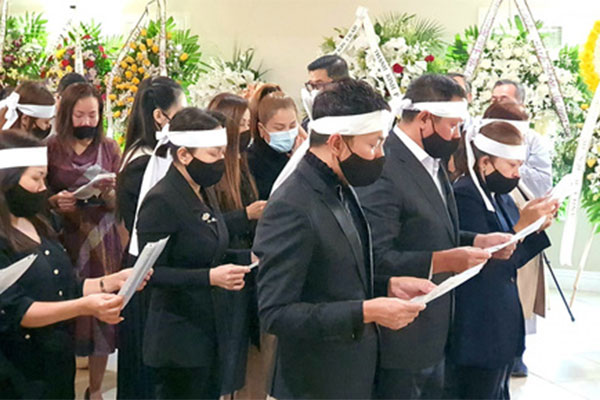 Lo xong hậu sự Phi Nhung và mẹ nuôi, vợ chồng NS Việt Hương về đến Việt Nam giữa loạt thông tin tiêu cực bị lan truyền!-8