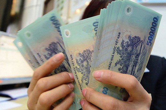 Nhà chồng không vui khi tôi cầm hết lương của ông xã