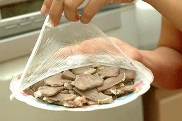 Cứ tưởng bảo quản thịt ăn còn thừa thế này là yên tâm không sợ nhiễm khuẩn nhưng nghe chuyên gia chỉ ra sự thật nhiều người sẽ hối hận-1