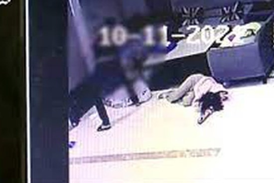 Biết bạn gái đi ngoại tình, thanh niên xăm trổ tới khách sạn đập nát Mercedes cô này đi mượn và đánh trọng thương 2 nhân viên