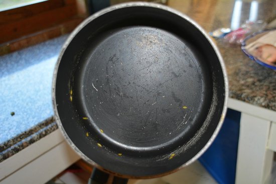 Chảo chống dính mới mua, nấu được vài bữa đã xước hết? Rất có thể chị em đã mắc phải 3 sai lầm này!-1