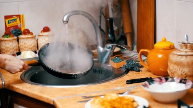 Chảo chống dính mới mua, nấu được vài bữa đã xước hết? Rất có thể chị em đã mắc phải 3 sai lầm này!-3