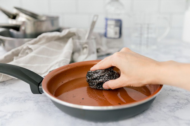 Chảo chống dính mới mua, nấu được vài bữa đã xước hết? Rất có thể chị em đã mắc phải 3 sai lầm này!-4