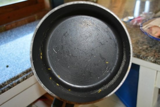 Chảo chống dính mới mua, nấu được vài bữa đã xước hết? Rất có thể chị em đã mắc phải 3 sai lầm này!