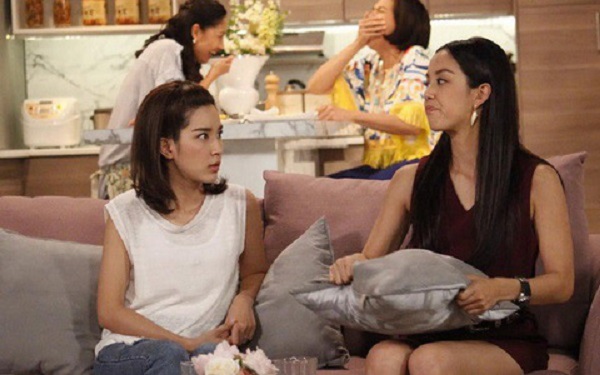 Tết năm ngoái, mẹ chồng cho chị dâu một bao lì xì dày cộm, cho tôi một bao mỏng tanh, về nhà tôi cười như điên dại-2