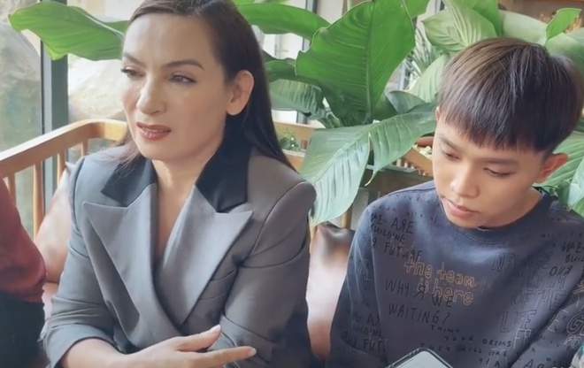 Hồ Văn Cường luôn được chị Phi Nhung mang theo để được diễn chứ bầu show không trả tiền-2
