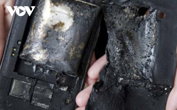 Nam sinh tử vong do điện thoại phát nổ khi đang học online: Lửa bén vào áo khoác bùng cháy-1