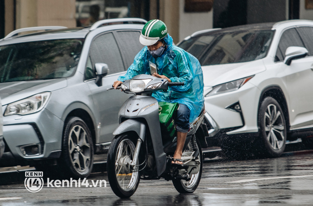 Ảnh: Người Hà Nội co ro trong cơn mưa tầm tã kết hợp không khí lạnh tăng cường-1