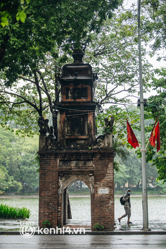 Ảnh: Người Hà Nội co ro trong cơn mưa tầm tã kết hợp không khí lạnh tăng cường-10