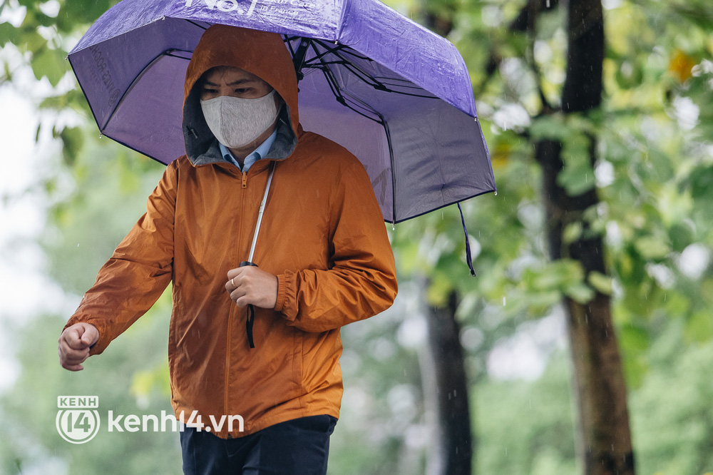 Ảnh: Người Hà Nội co ro trong cơn mưa tầm tã kết hợp không khí lạnh tăng cường-3