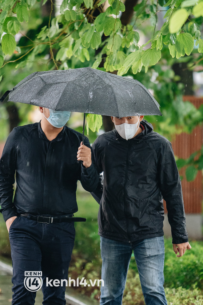 Ảnh: Người Hà Nội co ro trong cơn mưa tầm tã kết hợp không khí lạnh tăng cường-4