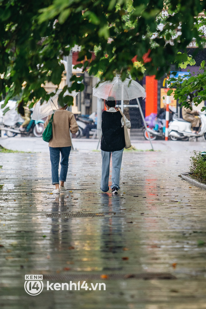 Ảnh: Người Hà Nội co ro trong cơn mưa tầm tã kết hợp không khí lạnh tăng cường-5