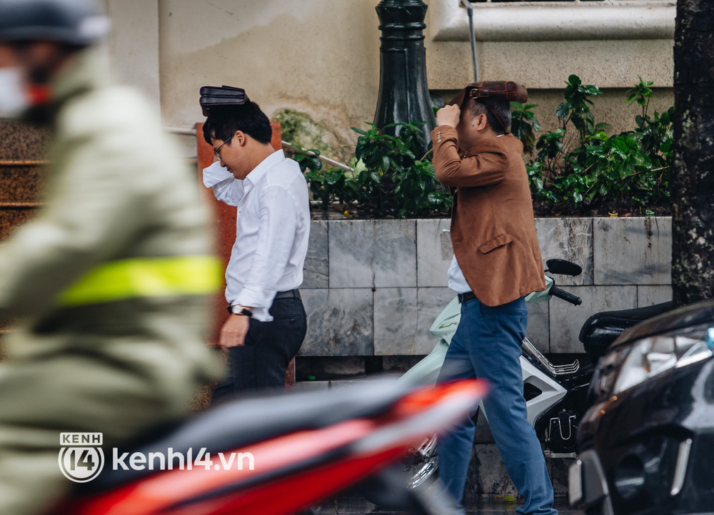 Ảnh: Người Hà Nội co ro trong cơn mưa tầm tã kết hợp không khí lạnh tăng cường-6