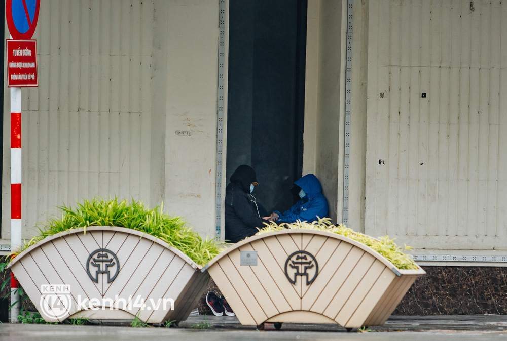 Ảnh: Người Hà Nội co ro trong cơn mưa tầm tã kết hợp không khí lạnh tăng cường-7