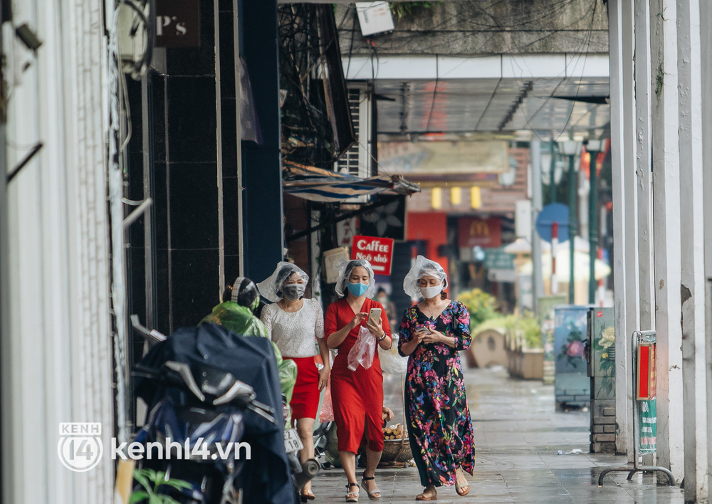 Ảnh: Người Hà Nội co ro trong cơn mưa tầm tã kết hợp không khí lạnh tăng cường-9