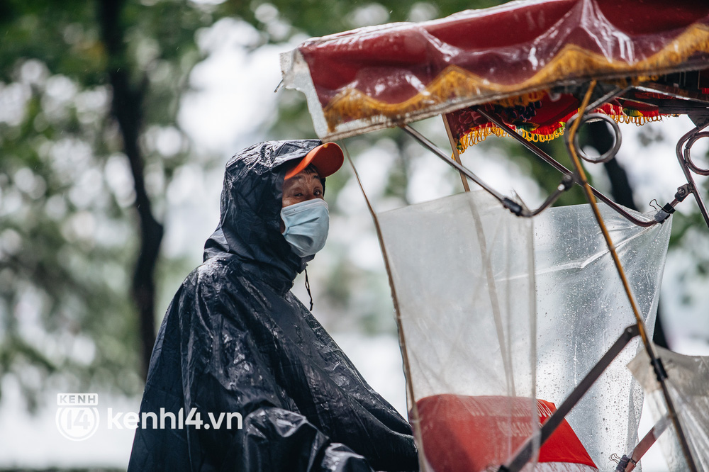Ảnh: Người Hà Nội co ro trong cơn mưa tầm tã kết hợp không khí lạnh tăng cường-13